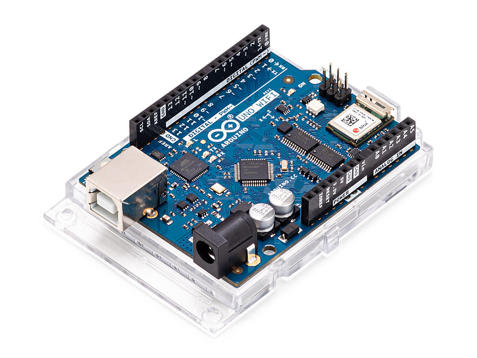 Arduino Uno WiFi Rev2 的斜角視圖,突出顯示了緊湊型藍色 PCB 上的 micro USB 連接埠、電源插孔和板載組件。