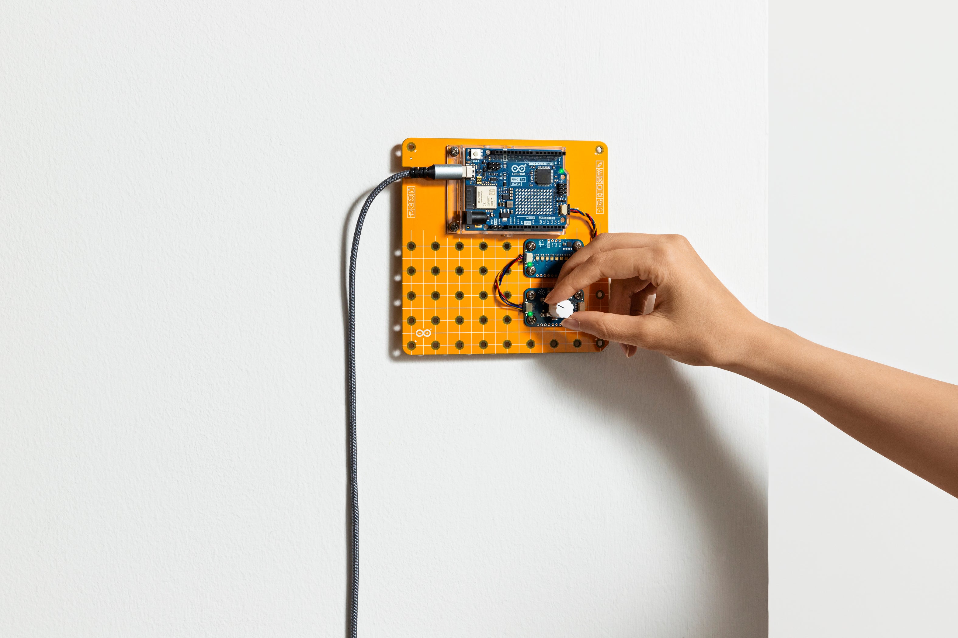 Arduino Uno Plugged In Arduino Plug and Make Kit – UNO R4 & 7 Modulino Sensors for IoT ...